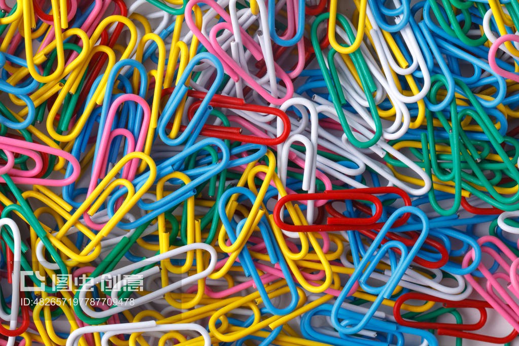 一堆彩色办公室回形针pile of colored office paper clips